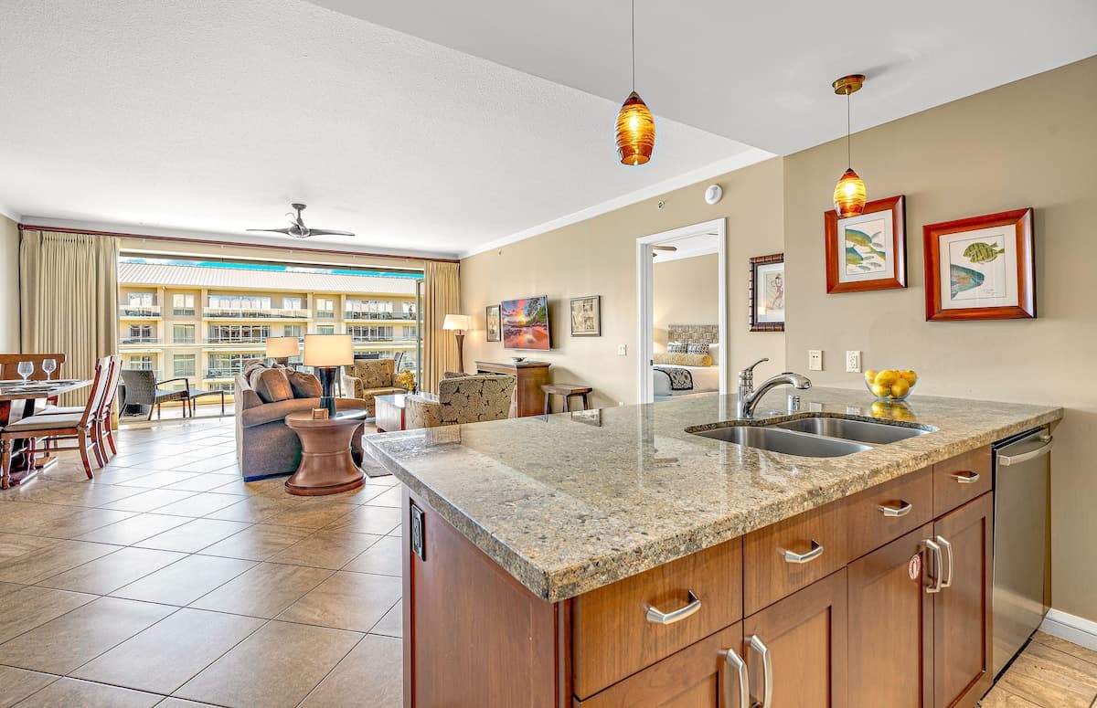 Condo in Lahaina · ★5.0 · 2 bedrooms · 3 beds · 2 baths - Photo 3