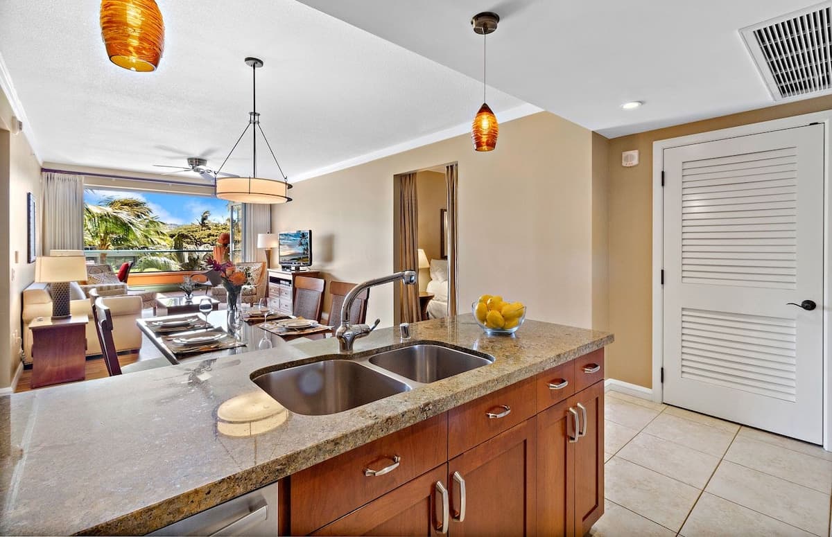 Condo in Lahaina · ★4.89 · 2 bedrooms · 3 beds · 1 bath - Photo 4