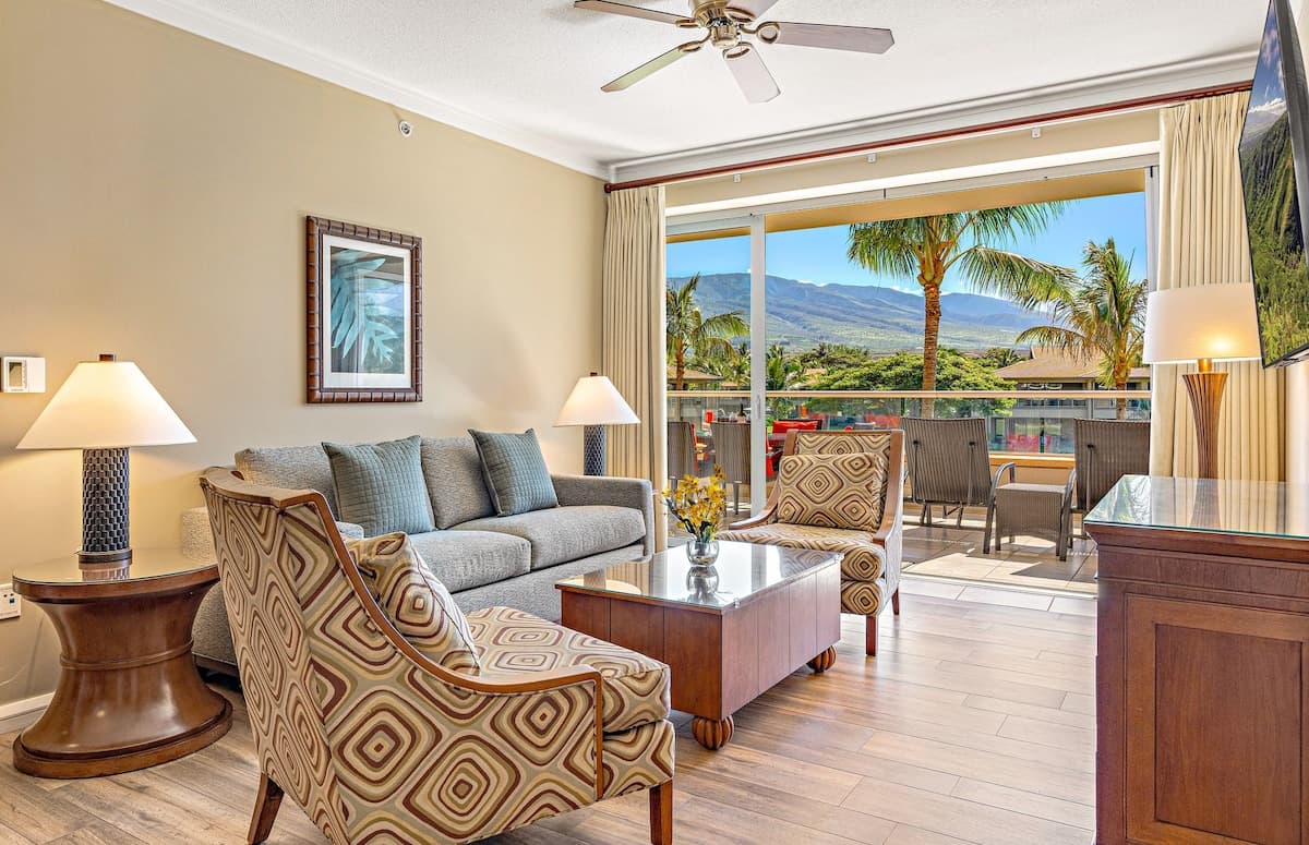 Condo in Lahaina · ★4.89 · 2 bedrooms · 3 beds · 1 bath - Photo 3