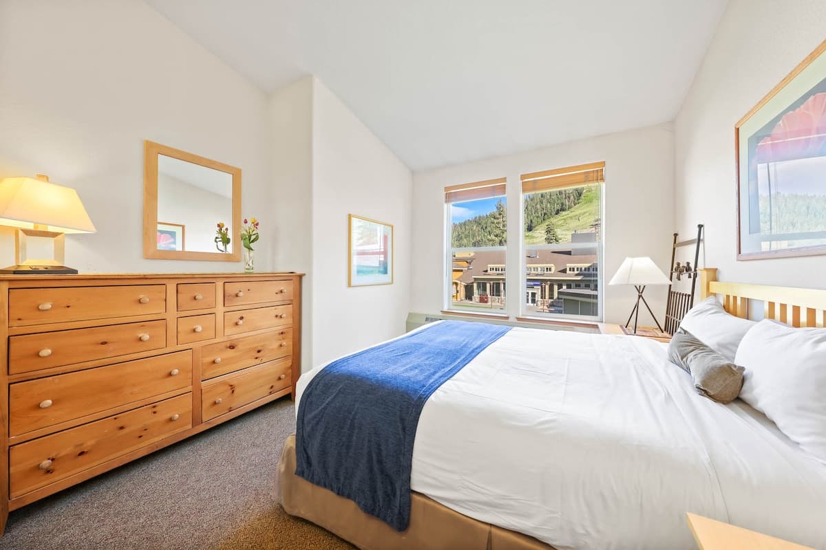 Ski-In/Ski-Out Condo with Valley Views & Pool - Photo 1