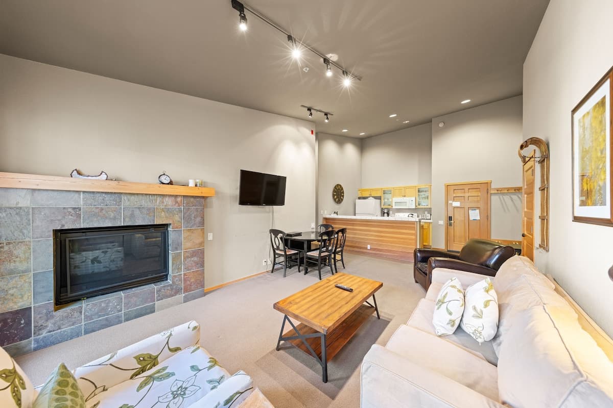 Ski-In/Ski-Out Palisades Condo with Pool & Hot Tub - Photo 4