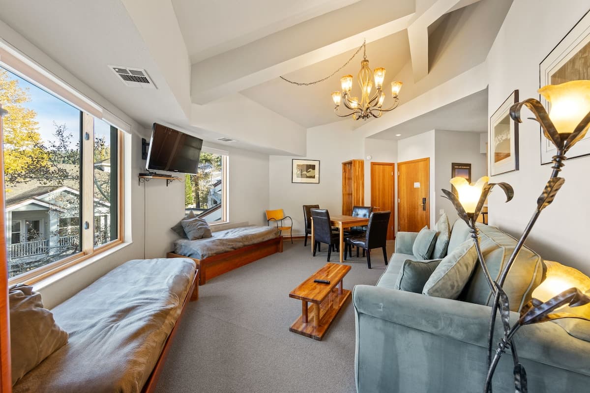 Ski-In/Ski-Out Condo with Valley Views & Pool - Photo 4