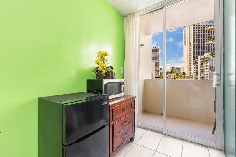 Condo in Honolulu · ★4.13 · Studio · 1 bed · 1 shared bath - Photo 2