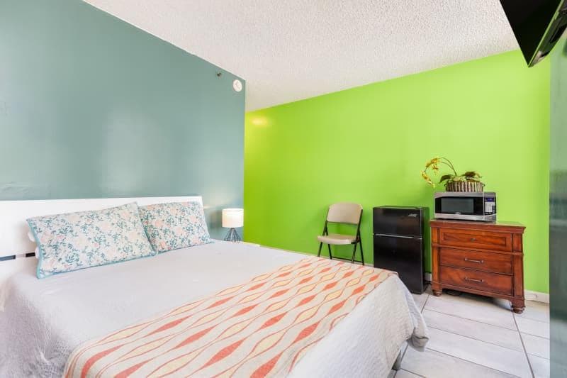 Condo in Honolulu · ★4.13 · Studio · 1 bed · 1 shared bath - Photo 3