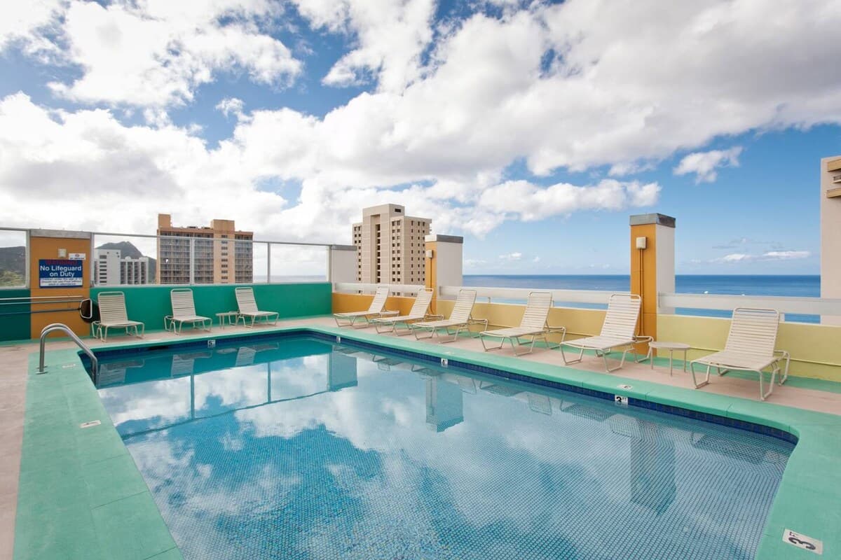 Condo in Honolulu · ★4.9 · 1 bedroom · 2 beds · 1 private bath - Photo 3