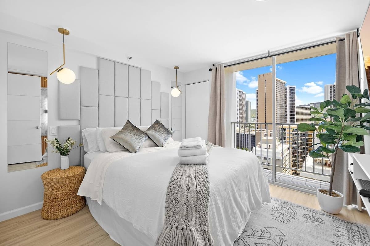 Condo in Honolulu · ★4.9 · 1 bedroom · 2 beds · 1 private bath - Photo 2