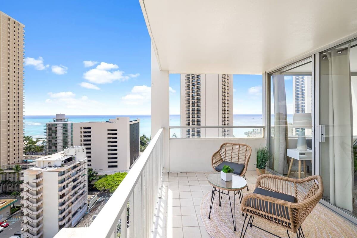 Condo in Honolulu · ★4.9 · 1 bedroom · 2 beds · 1 private bath - Photo 5