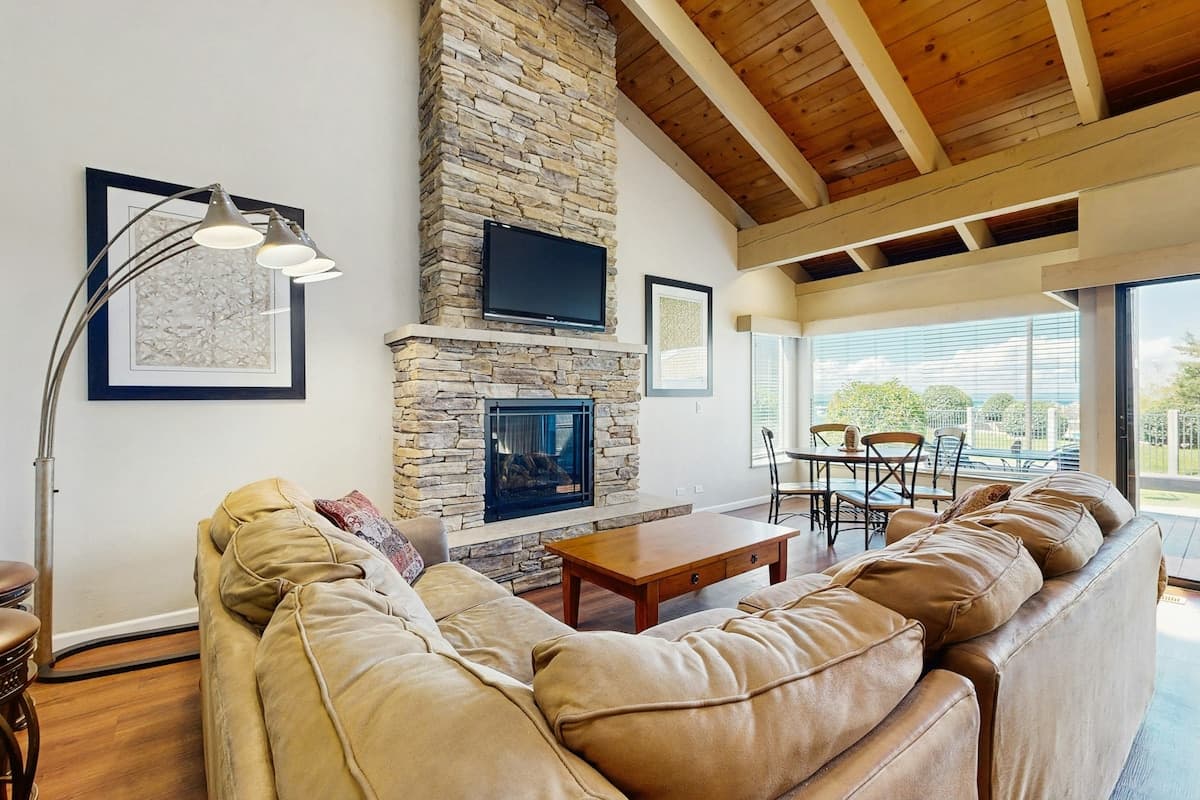 Lakefront Townhome with Pool & Pier Access - Photo 1