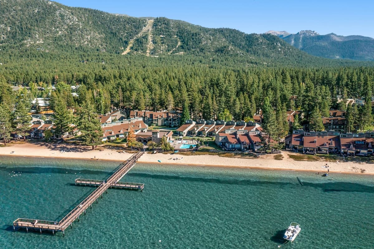 Lakefront Townhome with Pool & Pier Access - Photo 4