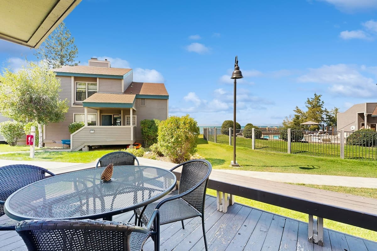 Lakefront Townhome with Pool & Pier Access - Photo 2