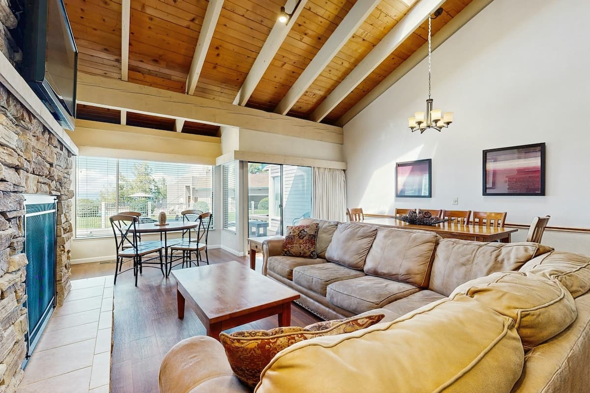 Lakefront Townhome with Pool & Pier Access - Photo 5