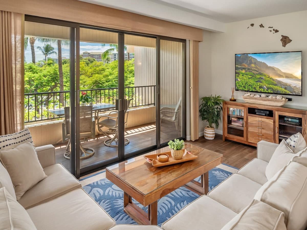 Condo in Lahaina · ★5.0 · 2 bedrooms · 4 beds · 2 private baths - Photo 2