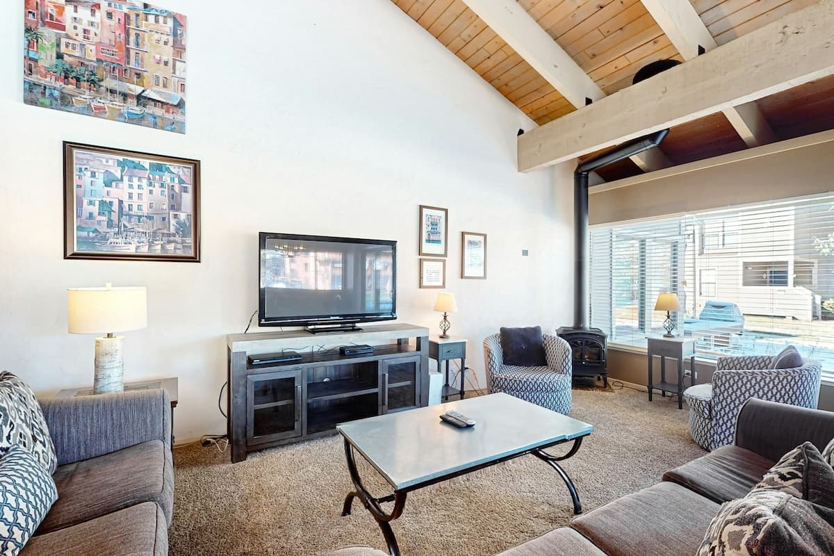 Lakefront Townhome with Pier & Beach Access - Photo 5