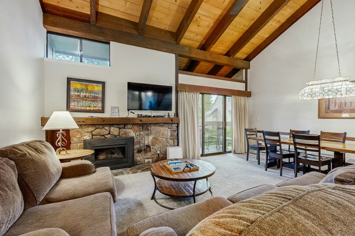 Lakefront Townhome with Pier & Pool Access - Photo 4