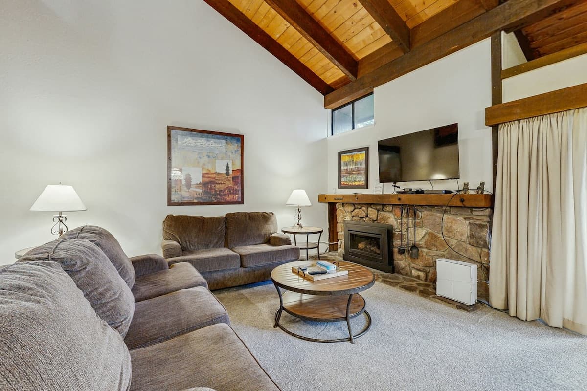 Lakefront Townhome with Pier & Pool Access - Photo 1