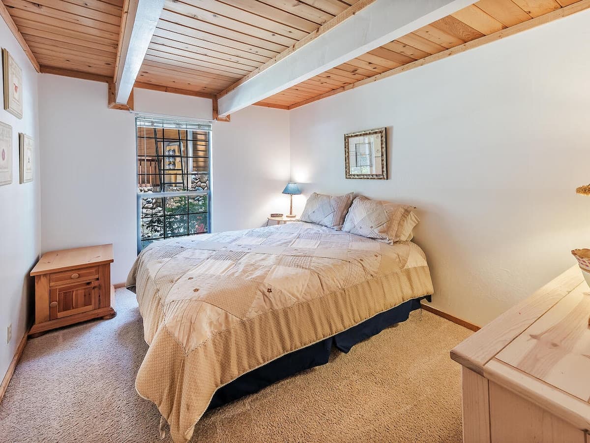 Condo in Incline Village · ★4.5 · 3 bedrooms · 4 beds · 2.5 private baths - Photo 5