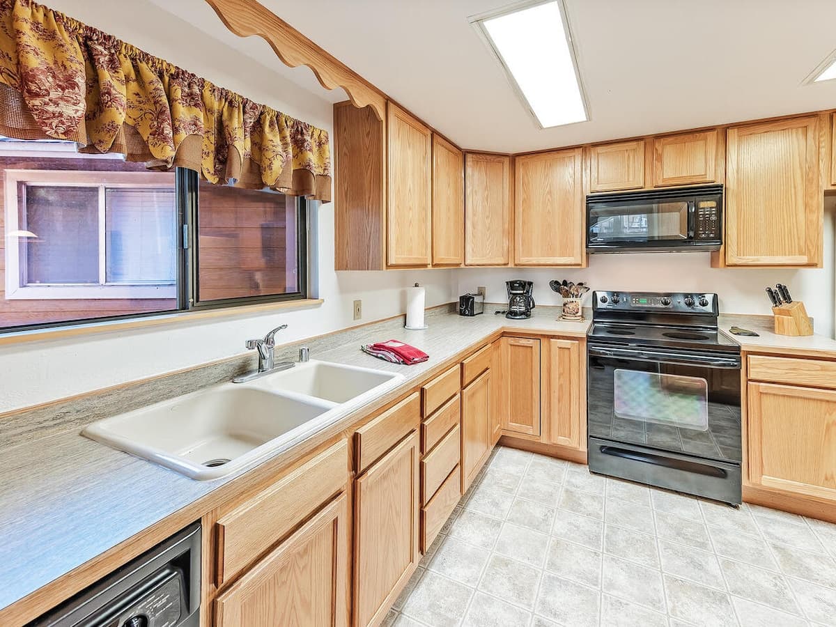 Condo in Incline Village · ★4.5 · 3 bedrooms · 4 beds · 2.5 private baths - Photo 2