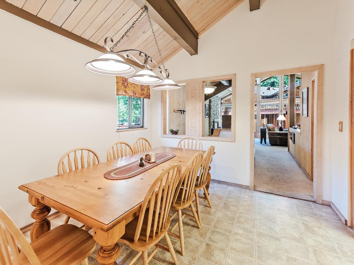 Condo in Incline Village · ★4.5 · 3 bedrooms · 4 beds · 2.5 private baths - Photo 4